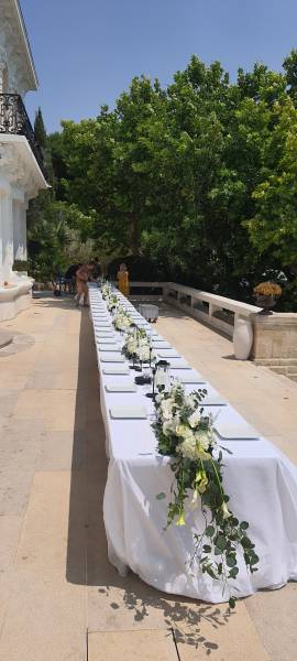 Fleuriste pour décoration d’un lieu de mariage avec mise à disposition gratuite des supports décoration à Aix-en-Provence